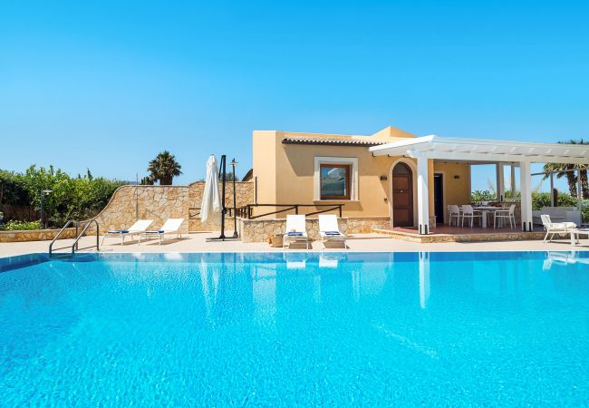 Villa in Custonaci - Villa with pool by the sea in Trapani, Sicily Villa in Custonaci - Villa with pool by the sea in Trapani, Sicily