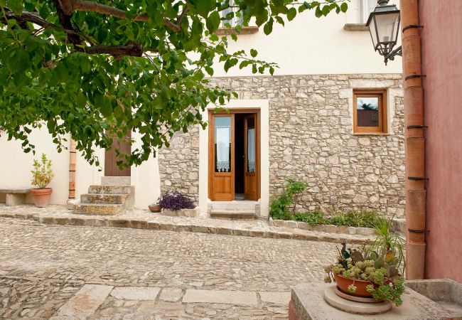 House in Buseto Palizzolo - Charming house with shared pool - Titi House in Buseto Palizzolo - Charming house with shared pool - Titi