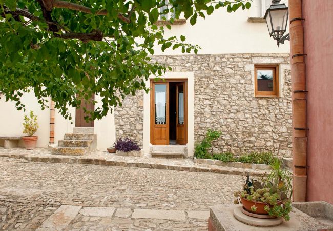 House in Buseto Palizzolo - Charming house with shared pool - Titi