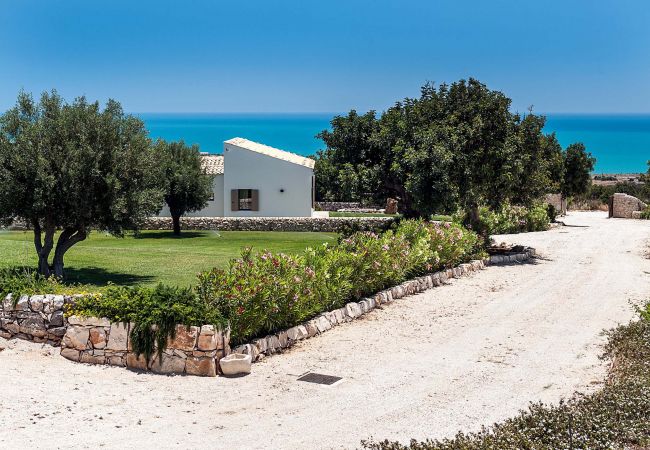 Villa in Scicli - Villa with terrace and private garden. Shared pool. In Scicli, Sicily - Carrubi Villa in Scicli - Villa with terrace and private garden. Shared pool. In Scicli, Sicily - Carrubi