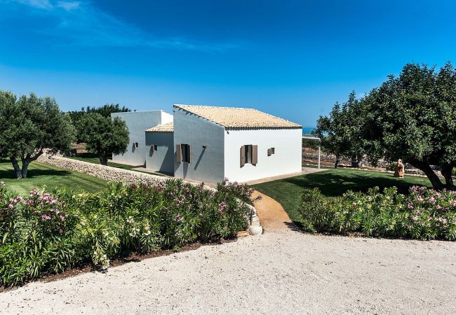 Villa in Scicli - Villa with terrace and private garden. Shared pool. In Scicli, Sicily - Carrubi Villa in Scicli - Villa with terrace and private garden. Shared pool. In Scicli, Sicily - Carrubi