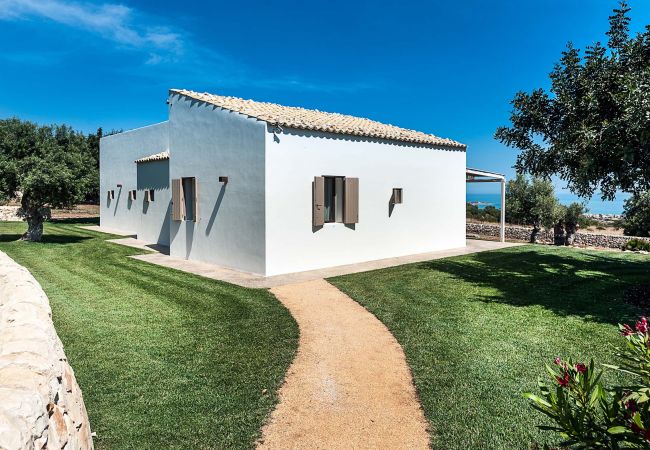 Villa in Scicli - Villa with terrace and private garden. Shared pool. In Scicli, Sicily - Carrubi Villa in Scicli - Villa with terrace and private garden. Shared pool. In Scicli, Sicily - Carrubi