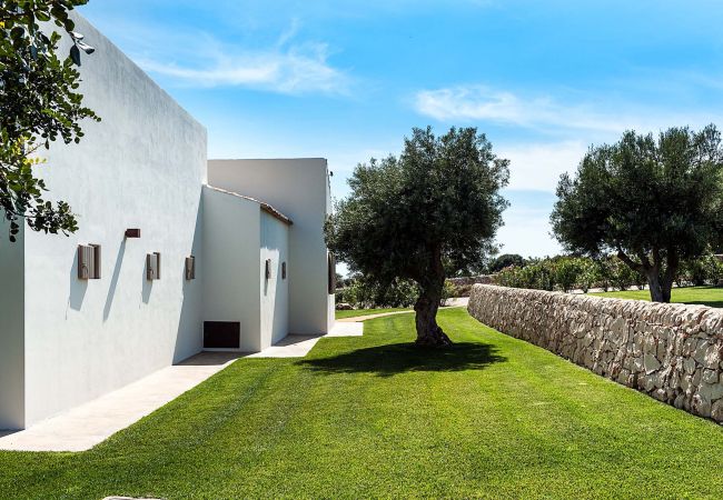 Villa in Scicli - Villa with terrace and private garden. Shared pool. In Scicli, Sicily - Carrubi Villa in Scicli - Villa with terrace and private garden. Shared pool. In Scicli, Sicily - Carrubi