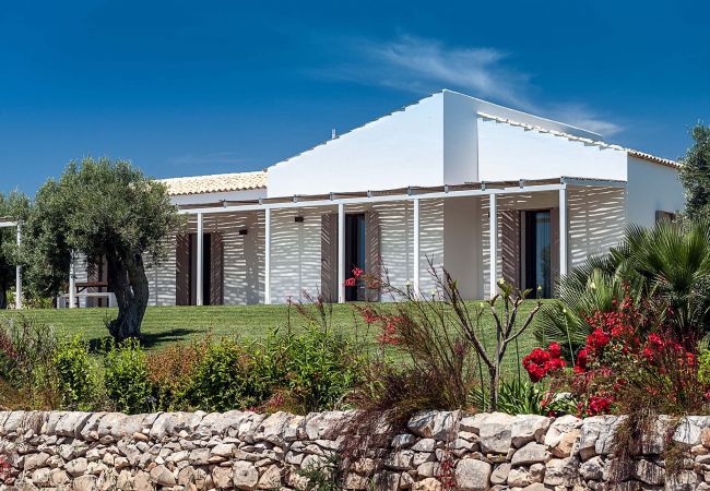 Villa in Scicli - Villa with terrace and private garden. Shared pool. In Scicli, Sicily - Gelsi Villa in Scicli - Villa with terrace and private garden. Shared pool. In Scicli, Sicily - Gelsi