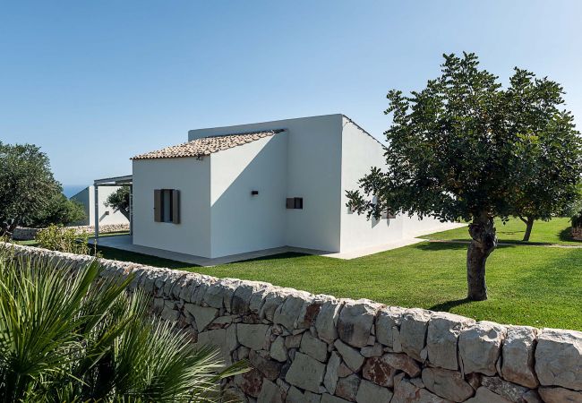 Villa in Scicli - Villa with terrace and private garden. Shared pool. In Scicli, Sicily - Gelsi Villa in Scicli - Villa with terrace and private garden. Shared pool. In Scicli, Sicily - Gelsi
