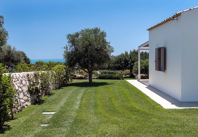 Villa in Scicli - Villa with terrace and private garden. Shared pool. In Scicli, Sicily - Gelsi Villa in Scicli - Villa with terrace and private garden. Shared pool. In Scicli, Sicily - Gelsi