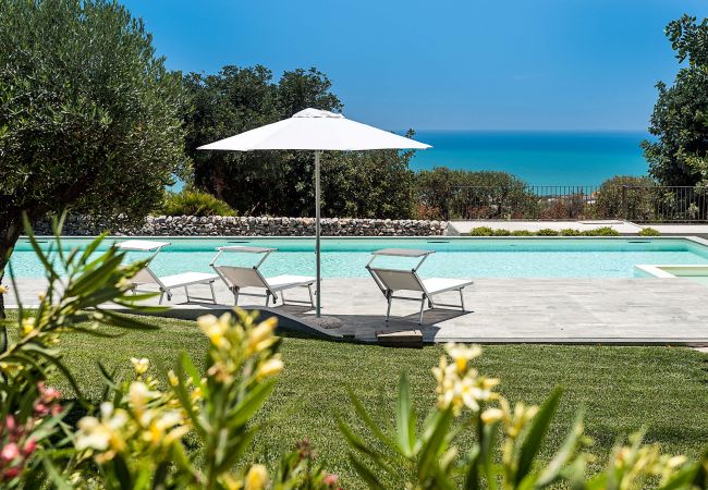 Villa in Scicli - Villa with terrace and private garden. Shared pool. In Scicli, Sicily - Gelsi Villa in Scicli - Villa with terrace and private garden. Shared pool. In Scicli, Sicily - Gelsi