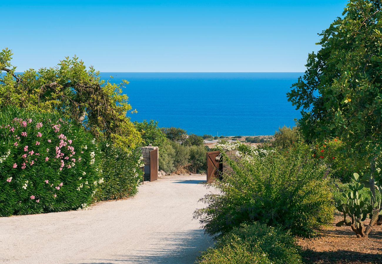 Villa in Scicli - Villa with terrace and private garden. Shared pool. In Scicli, Sicily - Gelsi