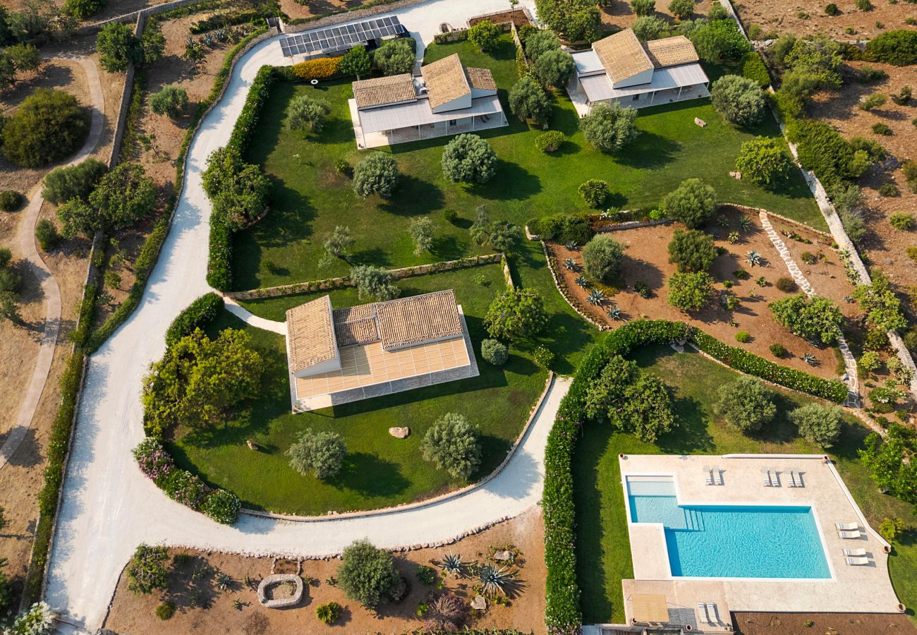 Villa in Scicli - Villa with terrace and private garden. Shared pool. In Scicli, Sicily - Gelsi