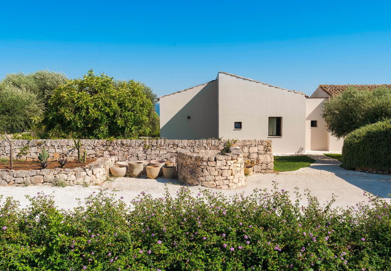Villa in Scicli - Villa with terrace and private garden. Shared pool. In Scicli, Sicily - Gelsi