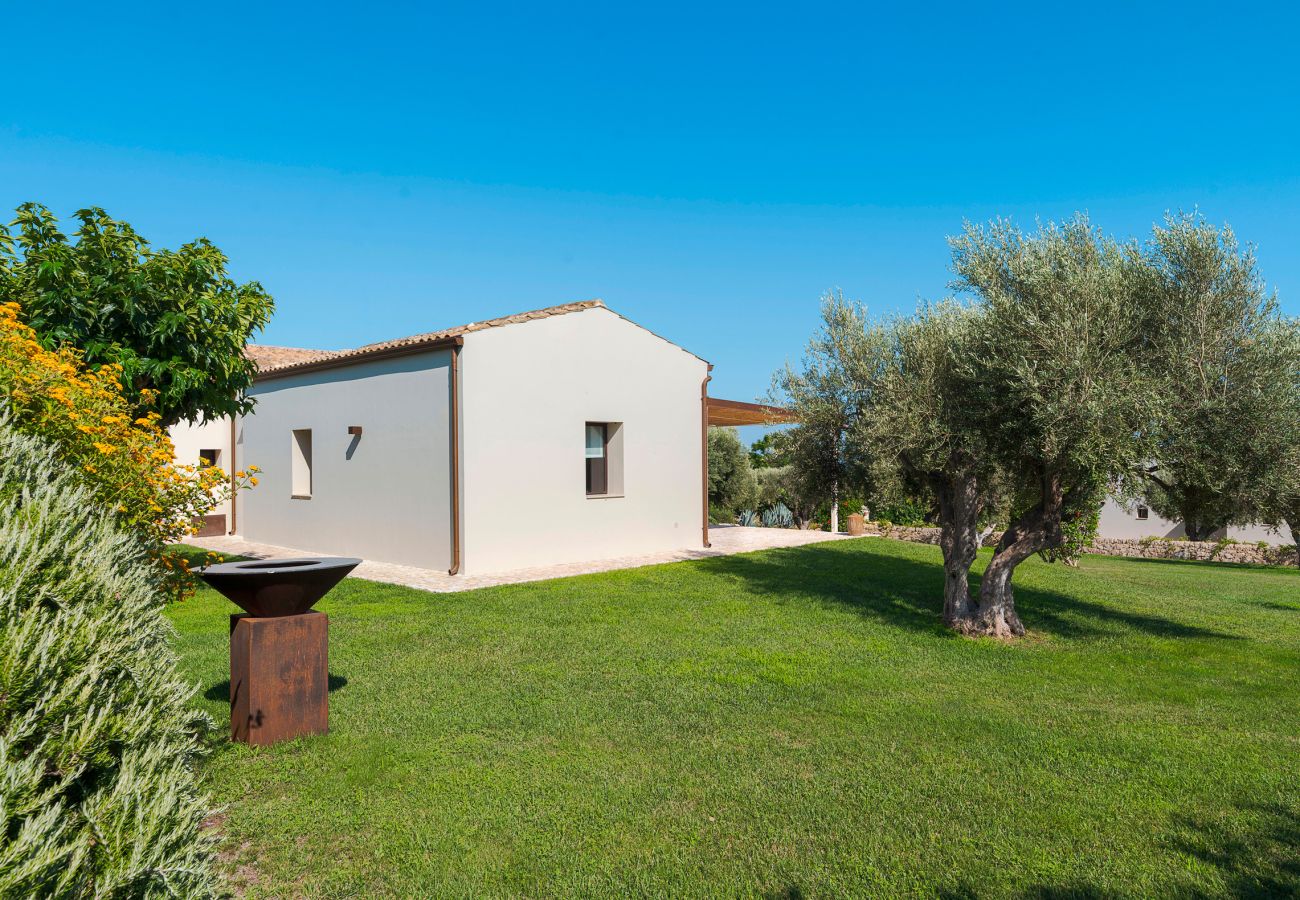 Villa in Scicli - Villa with terrace and private garden. Shared pool. In Scicli, Sicily - Gelsi