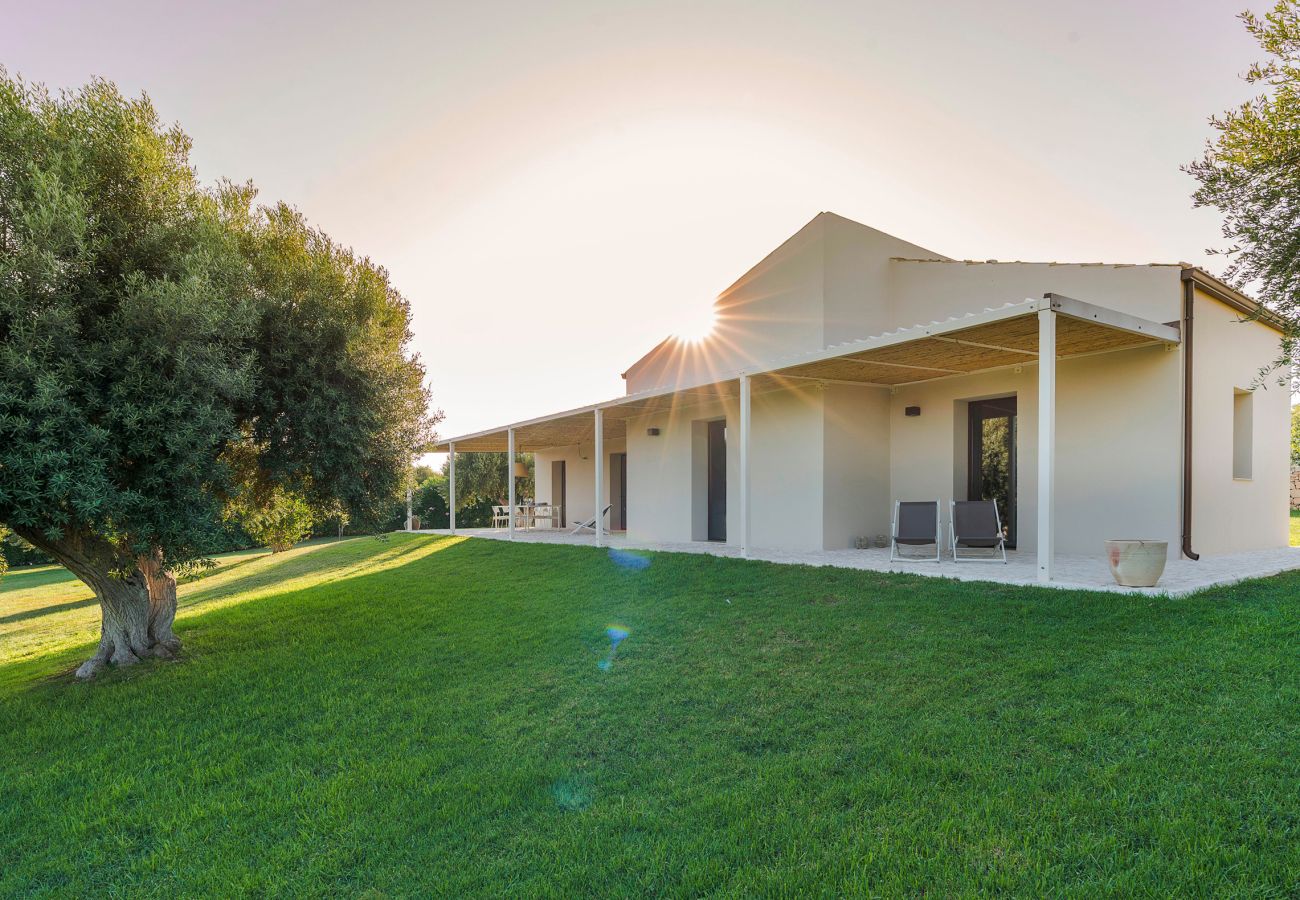 Villa in Scicli - Villa with terrace and private garden. Shared pool. In Scicli, Sicily - Gelsi