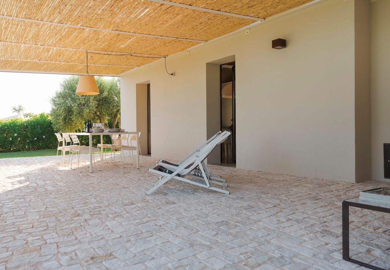 Villa in Scicli - Villa with terrace and private garden. Shared pool. In Scicli, Sicily - Gelsi