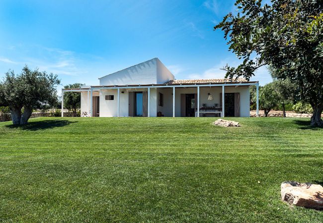 Villa in Scicli - Villa with terrace and private garden. Shared pool. In Scicli, Sicily - Ulivi Villa in Scicli - Villa with terrace and private garden. Shared pool. In Scicli, Sicily - Ulivi