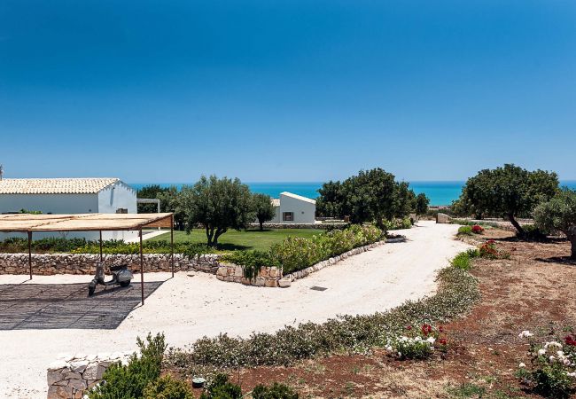 Villa in Scicli - Villa with terrace and private garden. Shared pool. In Scicli, Sicily - Ulivi Villa in Scicli - Villa with terrace and private garden. Shared pool. In Scicli, Sicily - Ulivi