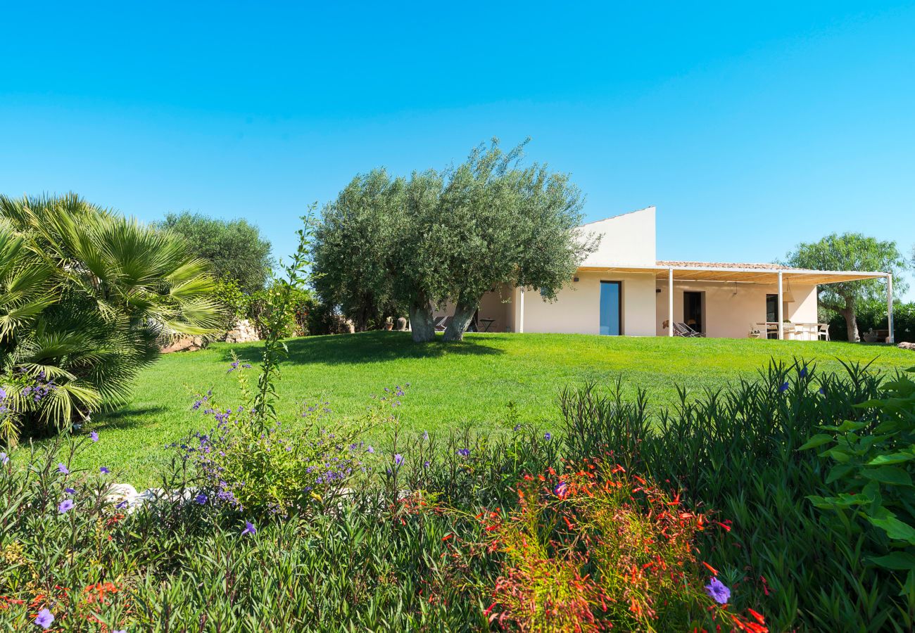 Villa in Scicli - Villa with terrace and private garden. Shared pool. In Scicli, Sicily - Ulivi