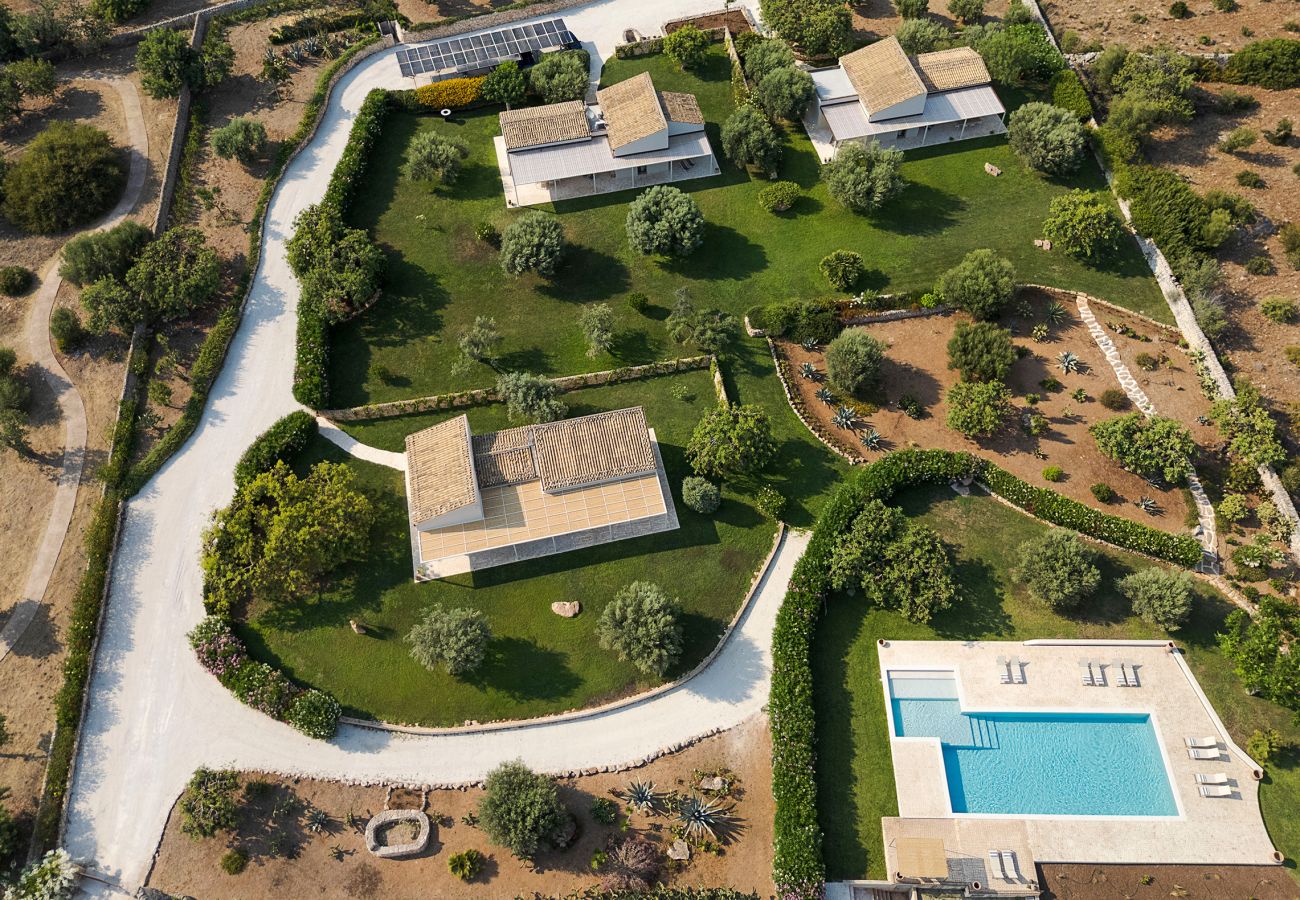 Villa in Scicli - Villa with terrace and private garden. Shared pool. In Scicli, Sicily - Ulivi