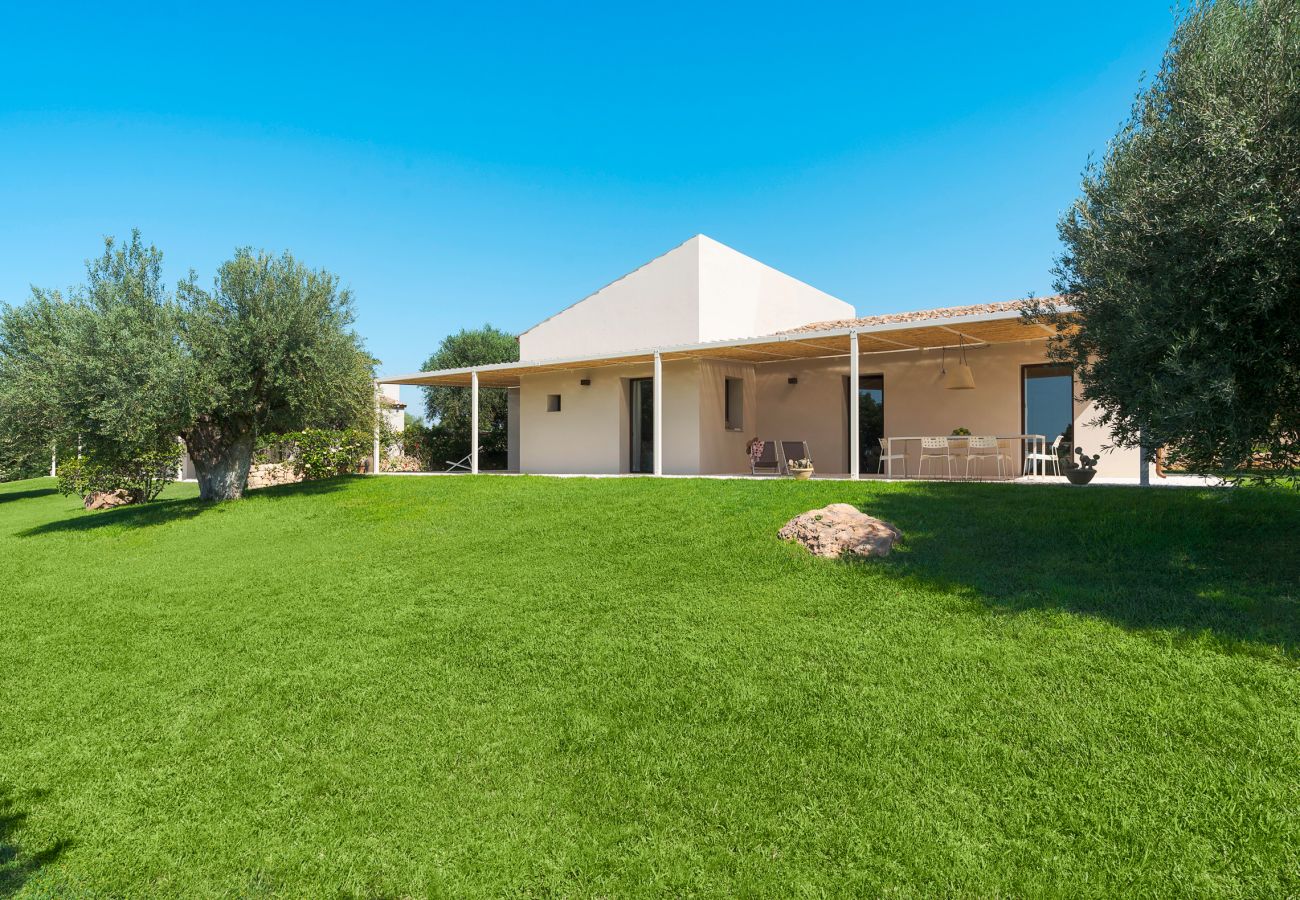 Villa in Scicli - Villa with terrace and private garden. Shared pool. In Scicli, Sicily - Ulivi