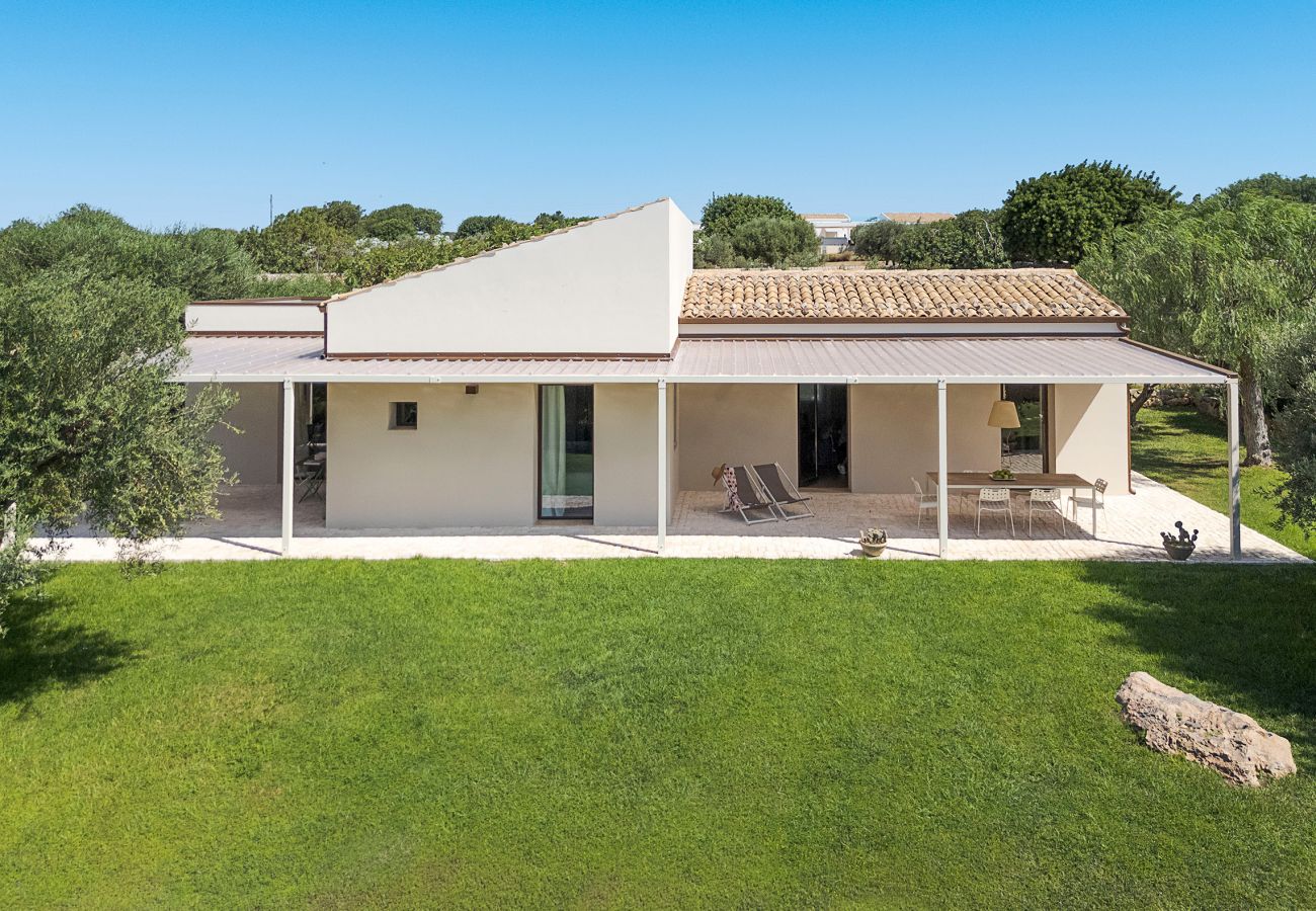 Villa in Scicli - Villa with terrace and private garden. Shared pool. In Scicli, Sicily - Ulivi