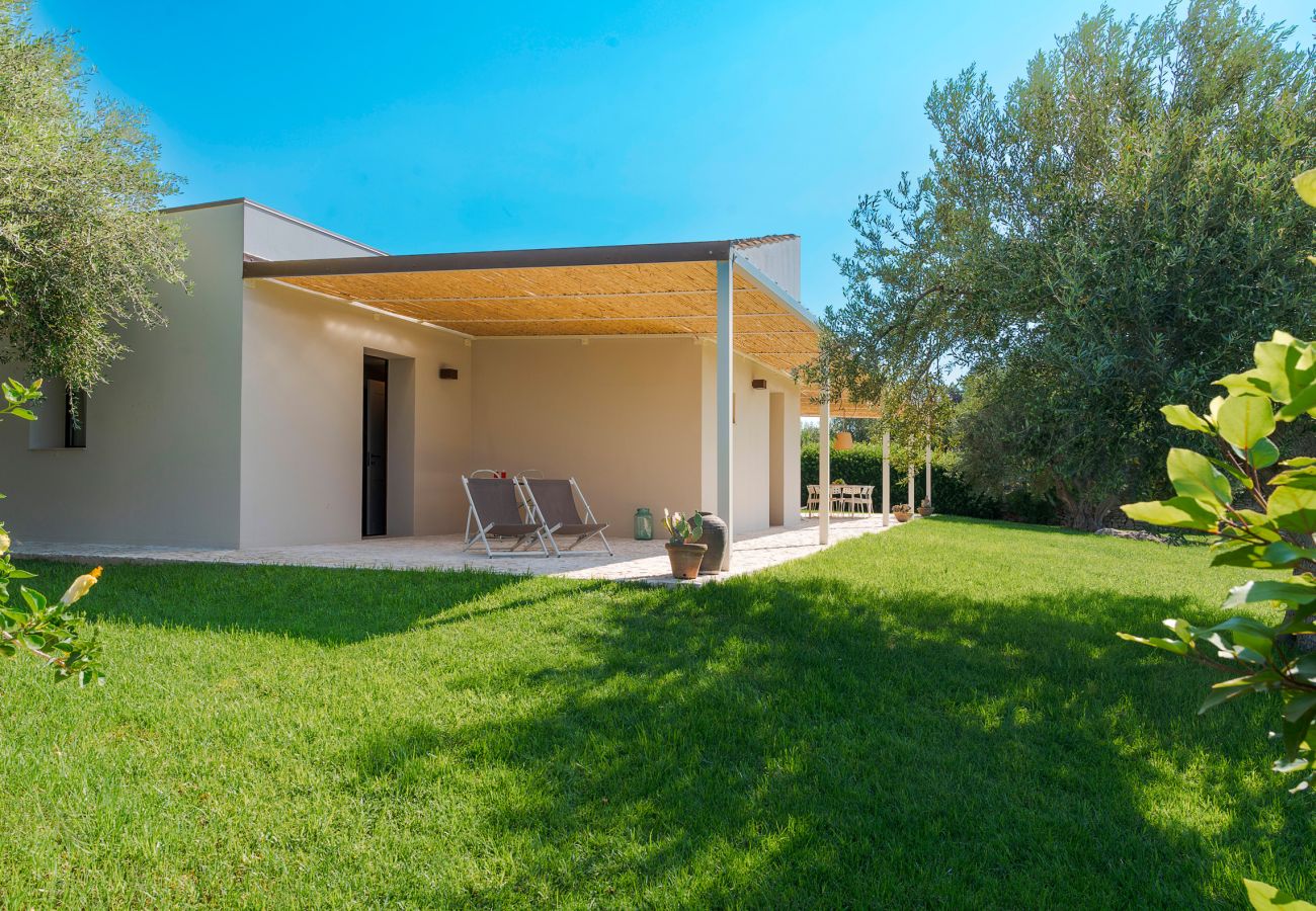 Villa in Scicli - Villa with terrace and private garden. Shared pool. In Scicli, Sicily - Ulivi