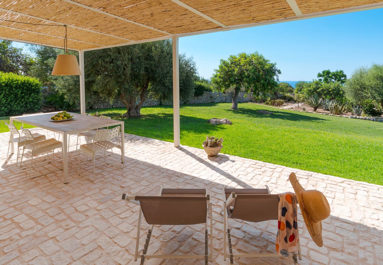 Villa in Scicli - Villa with terrace and private garden. Shared pool. In Scicli, Sicily - Ulivi