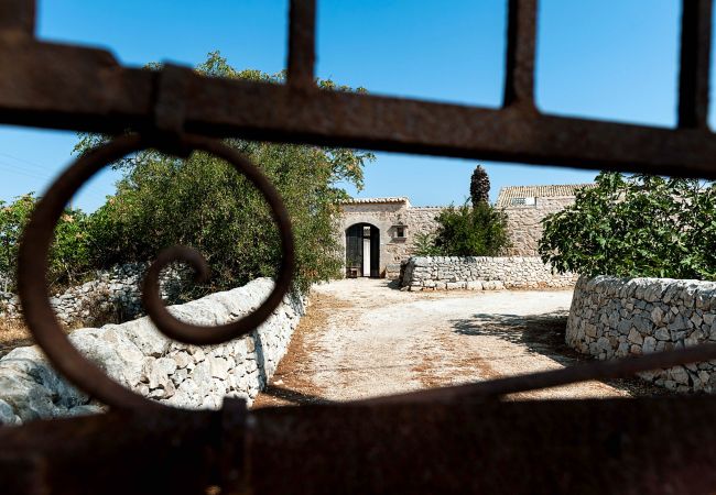 Villa in Santa Croce Camerina - Designer country villa with pool in Ragusa, Sicily - 11 pax Villa in Santa Croce Camerina - Designer country villa with pool in Ragusa, Sicily - 11 pax