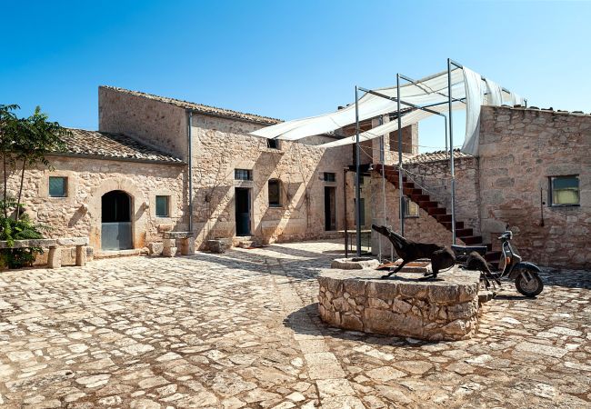 Villa in Santa Croce Camerina - Designer country villa with pool in Ragusa, Sicily - 11 pax Villa in Santa Croce Camerina - Designer country villa with pool in Ragusa, Sicily - 11 pax