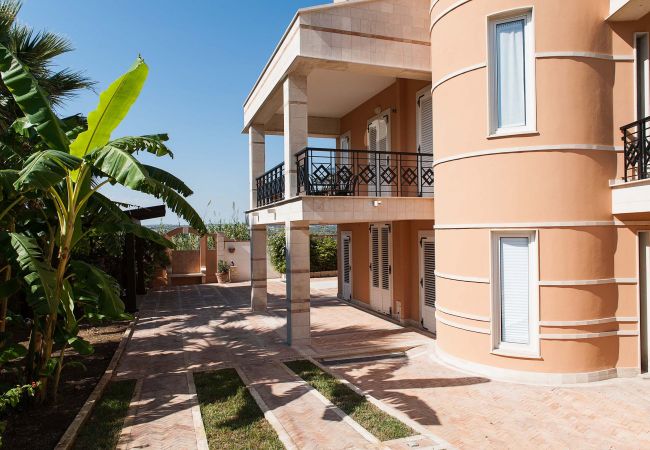 Villa in Noto - Villa with pool, 450 metres from sea of San Lorenzo, Noto, Sicily Villa in Noto - Villa with pool, 450 metres from sea of San Lorenzo, Noto, Sicily