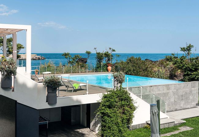 Apartment in Stazzo - Apartment with terrace and direct access to the sea. Shared pool. Lampara
