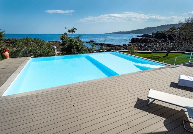 Apartment in Stazzo - Apartment with terrace and direct access to the sea. Shared pool. Lampara
