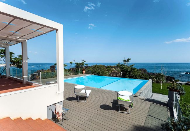 Apartment in Stazzo - Apartment with terrace and direct access to the sea. Shared pool.  Corallo