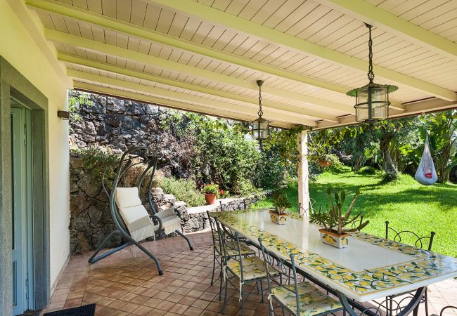 Apartment in Stazzo - House with terrace and direct access to the sea. Shared pool.  Apartment in Stazzo - House with terrace and direct access to the sea. Shared pool.