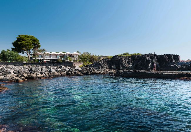 Apartment in Stazzo - Apartment with terrace and direct access to the sea. Shared pool. Conchiglia Apartment in Stazzo - Apartment with terrace and direct access to the sea. Shared pool. Conchiglia