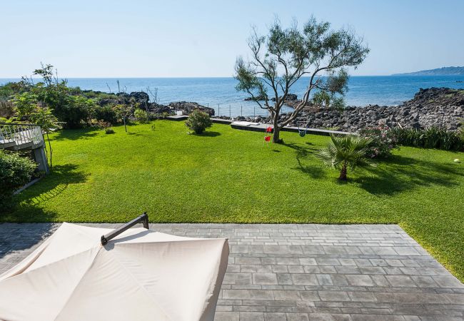 Apartment in Stazzo - Apartment with terrace and direct access to the sea. Shared pool. Conchiglia Apartment in Stazzo - Apartment with terrace and direct access to the sea. Shared pool. Conchiglia