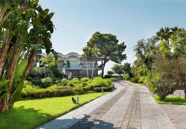 Apartment in Stazzo - Apartment with terrace and direct access to the sea. Shared pool. Conchiglia Apartment in Stazzo - Apartment with terrace and direct access to the sea. Shared pool. Conchiglia