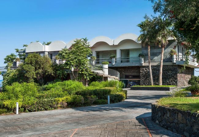 Apartment in Stazzo - Apartment with terrace and direct access to the sea. Shared pool. Conchiglia Apartment in Stazzo - Apartment with terrace and direct access to the sea. Shared pool. Conchiglia
