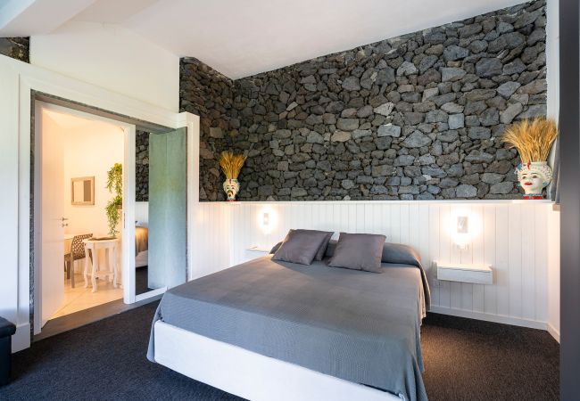Apartment in Stazzo - Apartment with terrace and direct access to the sea. Shared pool. Conchiglia Apartment in Stazzo - Apartment with terrace and direct access to the sea. Shared pool. Conchiglia