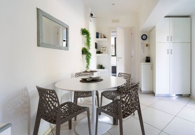 Apartment in Stazzo - Apartment with terrace and direct access to the sea. Shared pool. Conchiglia Apartment in Stazzo - Apartment with terrace and direct access to the sea. Shared pool. Conchiglia