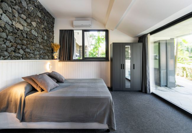 Apartment in Stazzo - Apartment with terrace and direct access to the sea. Shared pool. Conchiglia Apartment in Stazzo - Apartment with terrace and direct access to the sea. Shared pool. Conchiglia