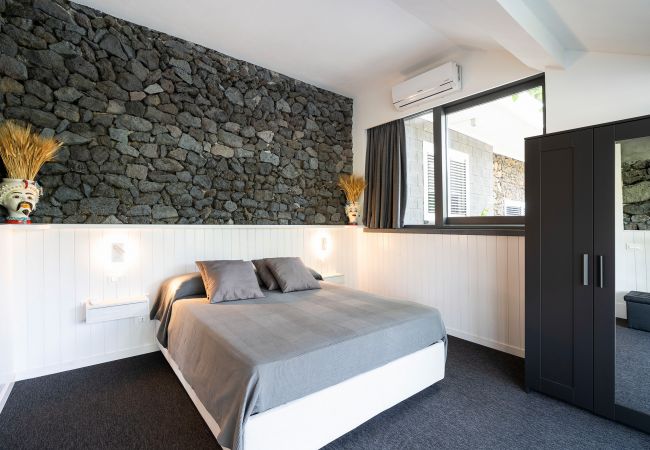 Apartment in Stazzo - Apartment with terrace and direct access to the sea. Shared pool. Conchiglia Apartment in Stazzo - Apartment with terrace and direct access to the sea. Shared pool. Conchiglia