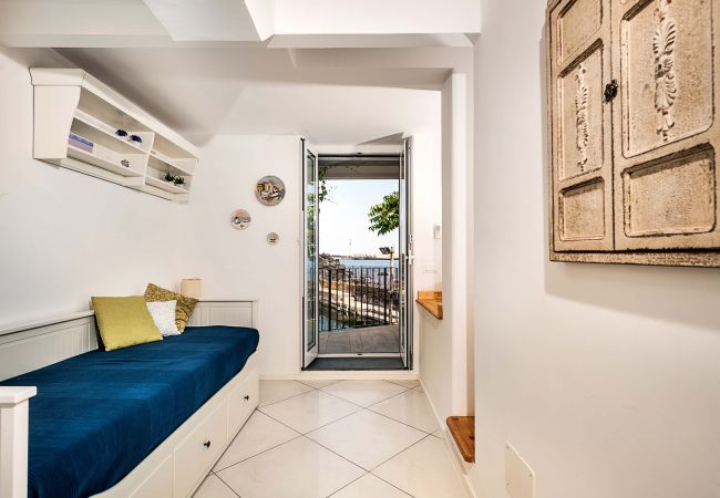 Apartment in Stazzo - Apartment with terrace and direct access to the sea. Shared pool. Conchiglia Apartment in Stazzo - Apartment with terrace and direct access to the sea. Shared pool. Conchiglia