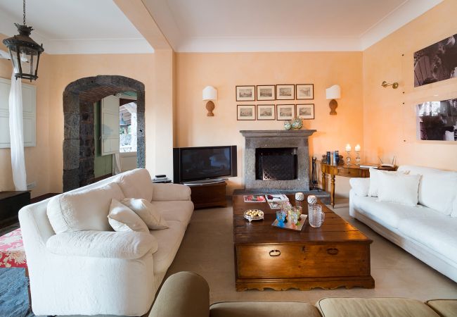 Villa in Milo - Villa with pool and sea views near Etna, Sicily Villa in Milo - Villa with pool and sea views near Etna, Sicily