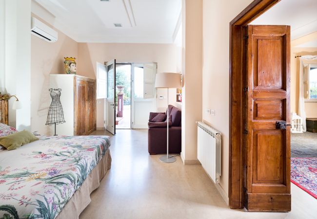 Villa in Milo - Villa with pool and sea views near Etna, Sicily Villa in Milo - Villa with pool and sea views near Etna, Sicily