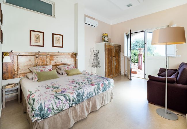 Villa in Milo - Villa with pool and sea views near Etna, Sicily Villa in Milo - Villa with pool and sea views near Etna, Sicily