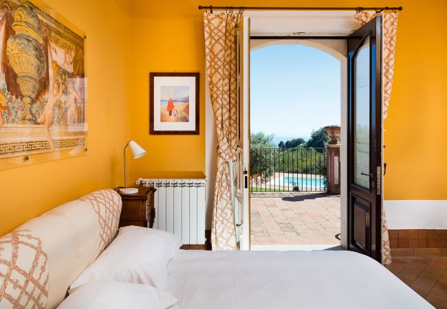 Villa in Milo - Villa with pool and sea views near Etna, Sicily Villa in Milo - Villa with pool and sea views near Etna, Sicily