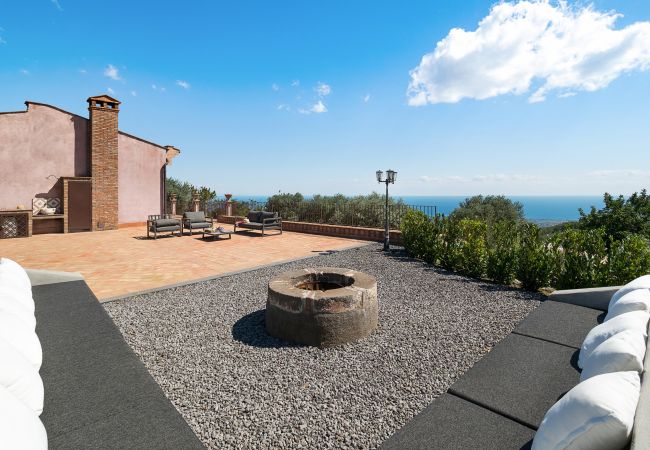 Villa in Milo - Villa with pool and sea views near Etna, Sicily Villa in Milo - Villa with pool and sea views near Etna, Sicily