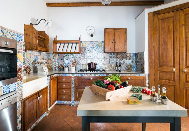 Villa in Milo - Villa with pool and sea views near Etna, Sicily Villa in Milo - Villa with pool and sea views near Etna, Sicily