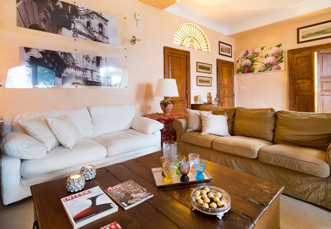 Villa in Milo - Villa with pool and sea views near Etna, Sicily Villa in Milo - Villa with pool and sea views near Etna, Sicily