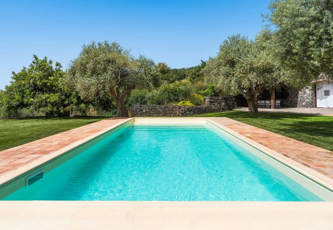 Villa in Milo - Villa with pool and sea views near Etna, Sicily Villa in Milo - Villa with pool and sea views near Etna, Sicily