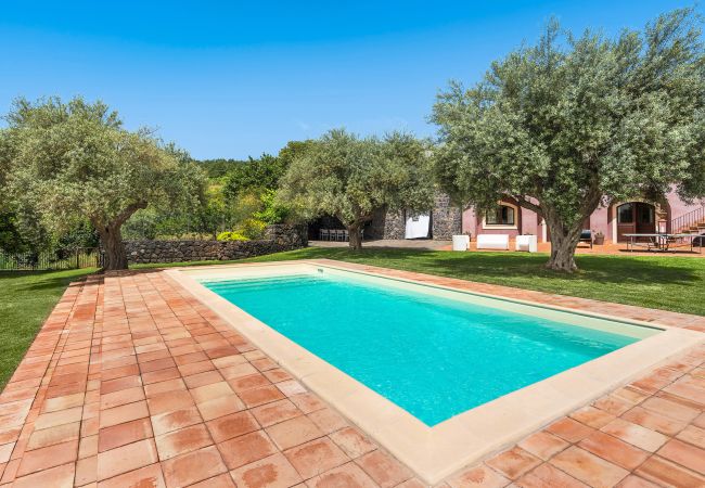 Villa in Milo - Villa with pool and sea views near Etna, Sicily Villa in Milo - Villa with pool and sea views near Etna, Sicily